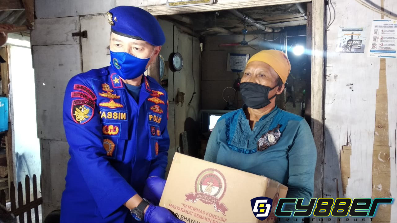 Sambut Hari Bhayangkara ke-74, Polri Berikan 1898 Paket Sembako Pada warga Terdampak Covid-19